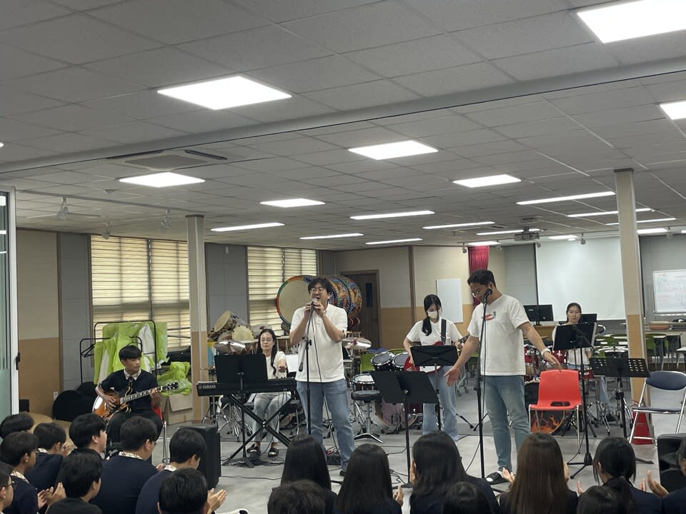 시험 스트레스 날린 선생님들의 ‘레인보우’ 특별 공연 - 교육 | 코리아NEWS