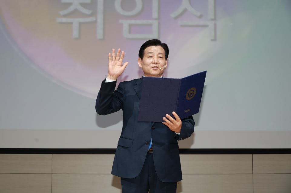 김 신 완도군수 취임, "참여 자치로 위기 극복하는 새로운 완도" - 행정 | 시민의 눈