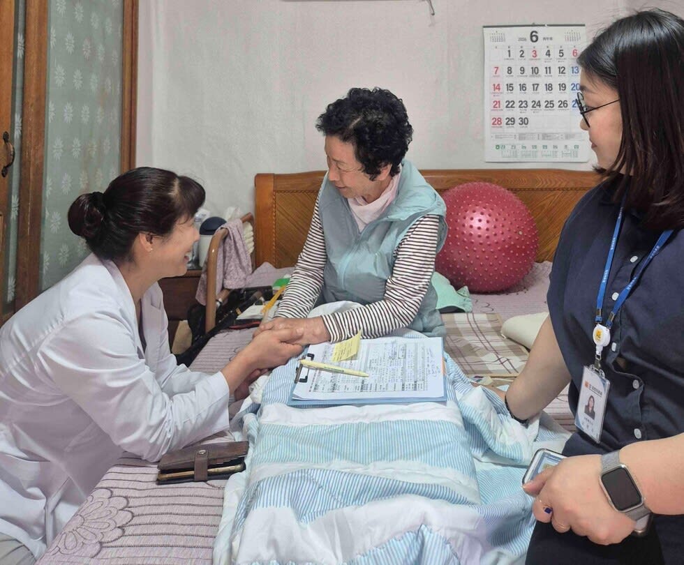 퇴원 후에도 안심, 강진군 ‘재택의료’로 촘촘한 통합돌봄 - 복지 | 코리아NEWS