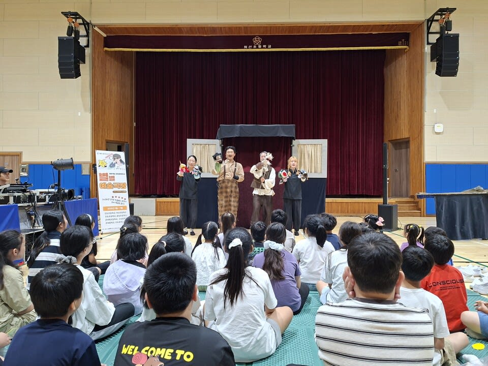 양말인형 돈키호테와 함께 떠나는 진도 의신초의 예술 모험 - 문화 | 코리아NEWS