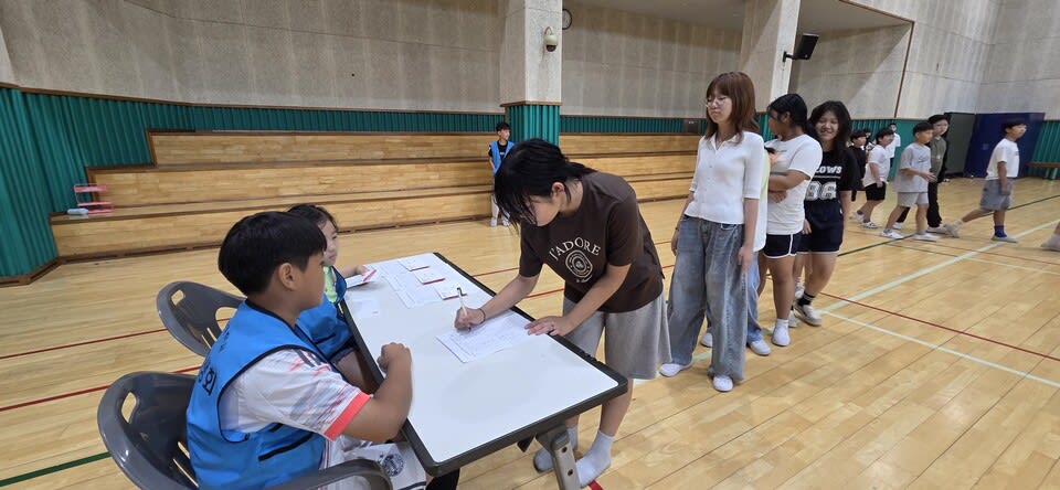 모니터 대신 ‘투표소’로…광양중진초, 실제 선거로 뽑는 어린 민주시민 - 행정 | 코리아NEWS