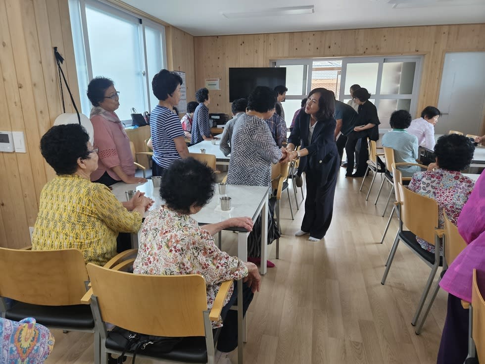 병영면장, 취임 첫걸음은 경로식당 ‘현장 소통’ - 행정 | 코리아NEWS