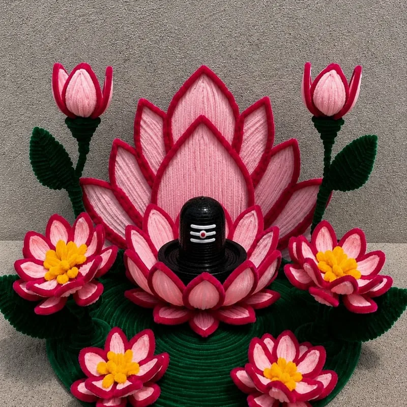 Pipe cleaner idol decoration