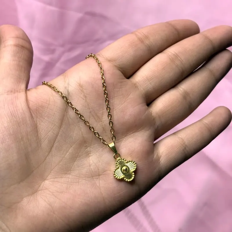 Gold clover necklace
