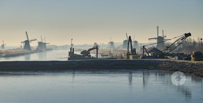 Kinderdijk: Bonneveld voert graafwerkzaamheden uit ter voorbereiding van bouwput nieuwe bezoekerscentrum.