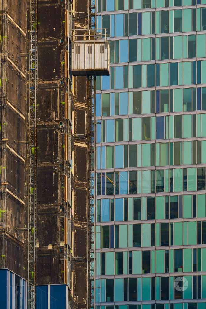 2Amsterdam: Bouwlift bungelt op 9e etage van 2Amsterdam