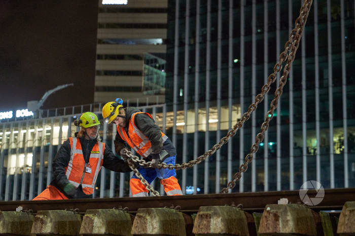 een spoorsectie wordt aangepikt