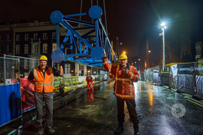 Even poseren bij het verplaasten van leidingen-hulpbrug