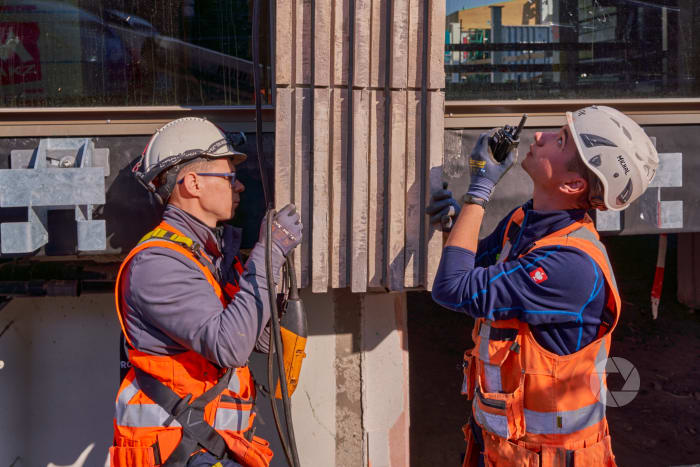 plaatsen gevelbekleding bij het nieuwe Strawinskyhuis