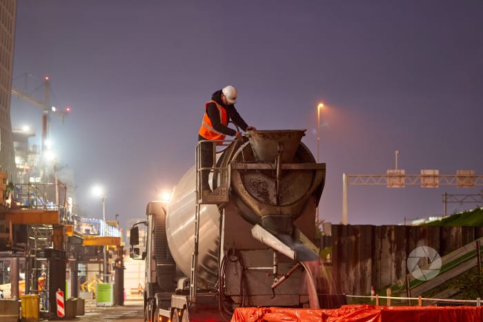 Betonresten worden van de wagen gespoten