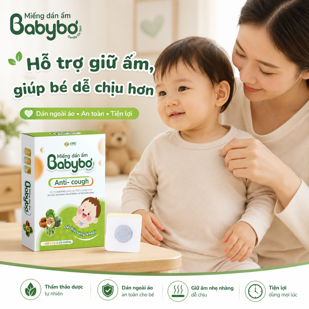 Mẹ dán miếng dán giảm ho Babybơ để giữ ấm vùng ngực cho bé