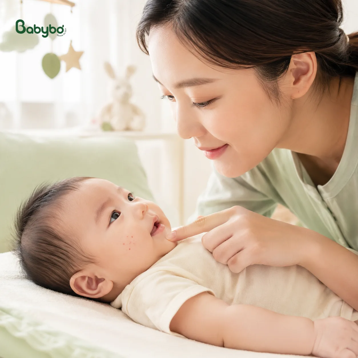 Dấu hiệu trẻ sơ sinh bị rôm sảy ở mặt với nốt đỏ li ti