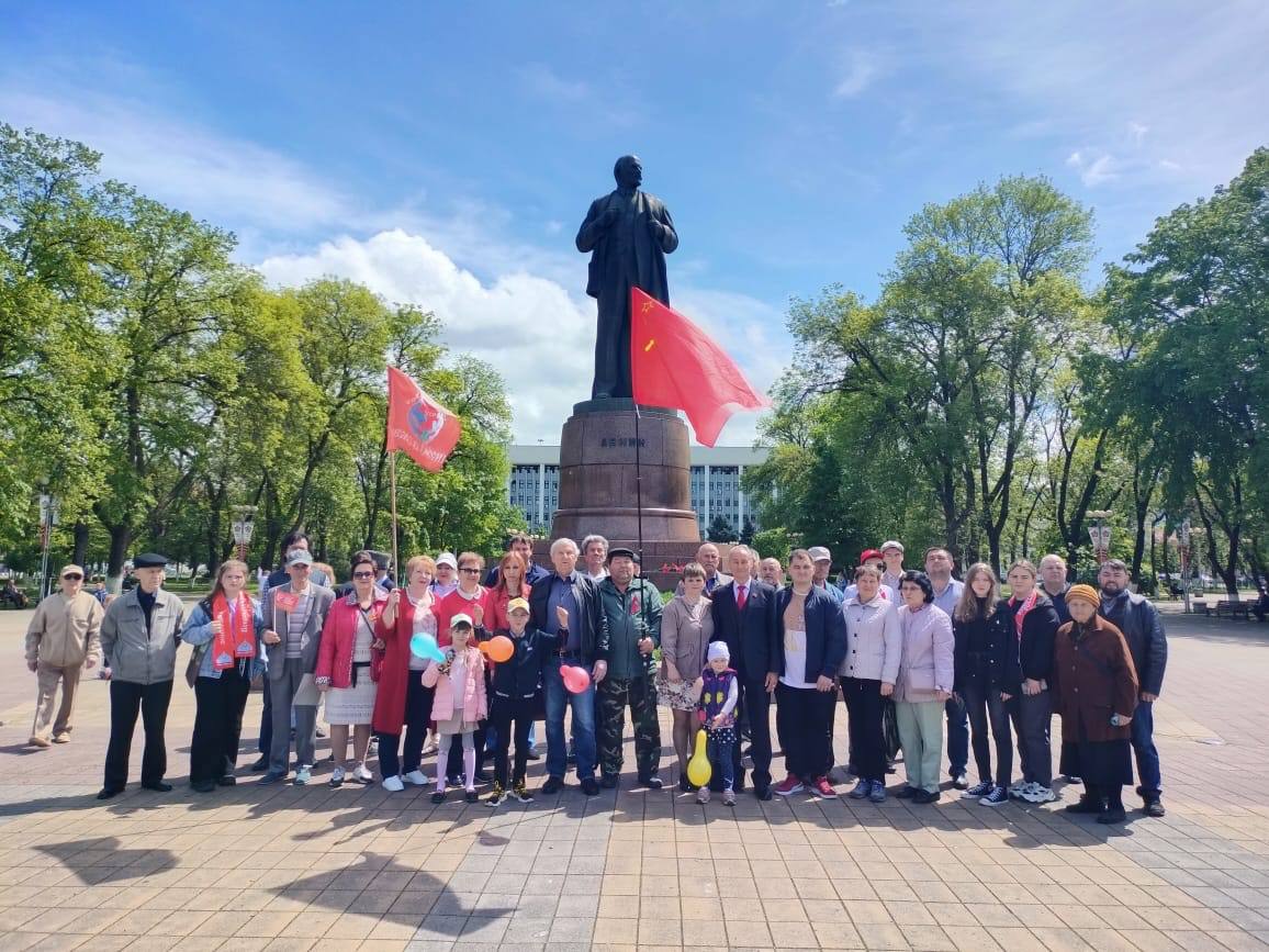 Погода майкоп 2024. Памятник патриотизму. Возложение цветов к обелиску. Майкоп в мае.