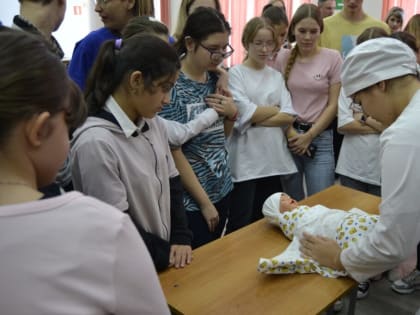 В Адыгее студенты медколледжа провели занятие с детьми с ограниченными возможностями здоровья