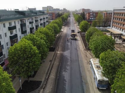 На улице Пролетарской в Майкопе продолжается укладка асфальта