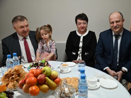 Дружная многодетная семья Максима и Натальи Кушнаревых стала ещё одним пунктом посещения в Гиагинском районе Председателем Государственного Совета-Хасэ РА В.И. Нарожным