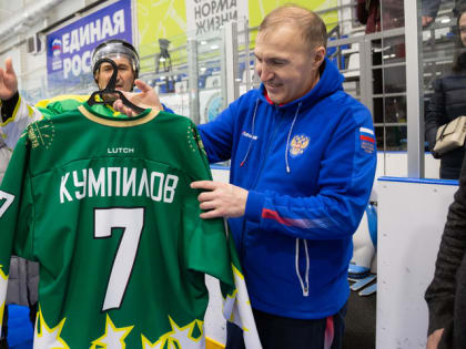 Глава Адыгеи Мурат Кумпилов посетил тренировку хоккейного клуба «Титан»