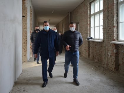 Глава Майкопа ознакомился с ходом капитального ремонта школы № 6