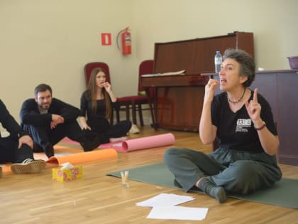 Педагог по сценической речи Театра имени Евгения Вахтангова проводит уроки для актеров Адыгеи