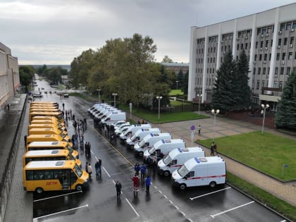 Муниципалитеты Адыгеи получили школьные автобусы и машины скорой помощи