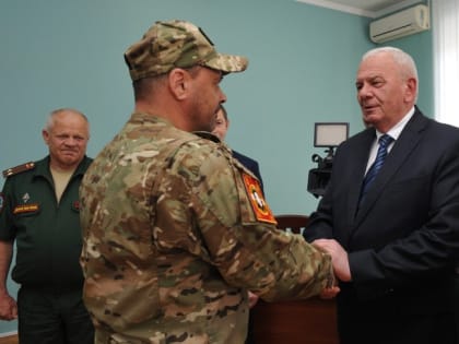 В Майкопе наградили участника специальной военной операции