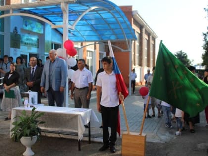 Депутат ГД Мурат Хасанов посетил торжественную линейку в родном ауле