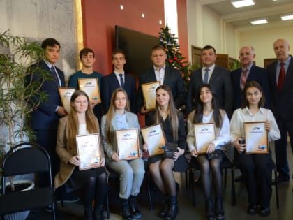 В Адыгее наградили талантливую молодежь и педагогов