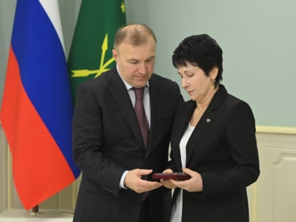 Глава Адыгеи вручил медали «Слава Адыгеи» семьям врачей, погибших от коронавируса