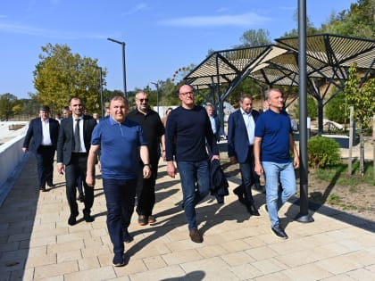 Вице-премьер РФ ознакомился с проектом реконструкции открытого бассейна в Майкопе