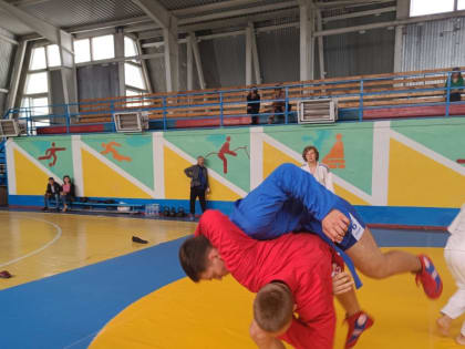 Юным спортсменам из Генического района вручили подарки из Адыгеи