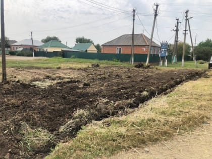 В станице Гиагинской начаты работы по установке новой детской площадки