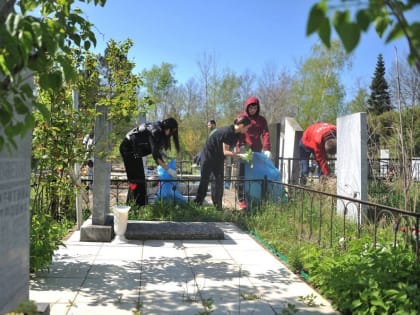 В Майкопе волонтёры приводят в порядок места воинских захоронений