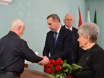 Мэр Майкопа передал боевую награду родителям погибшего в ходе СВО Дмитрия Гапошина