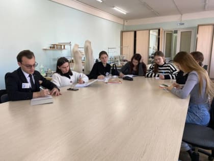 Молодогвардейцы Адыгеи продолжают собирать письма для военнослужащих со словами поддержки