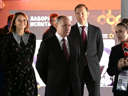Владимир Путин впервые посетил Международную выставку-форум «Россия» на ВДНХ