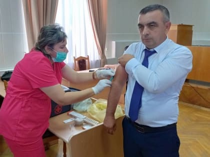 Глава Шовгеновского района Рашид Аутлев сделал прививку от гриппа