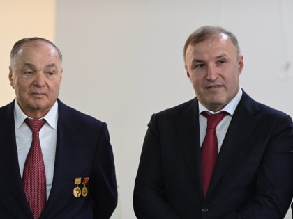 Мурат Кумпилов поздравил с днём рождения экс-президента республики Хазрета Совмена