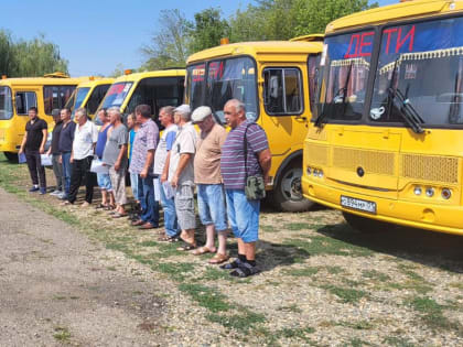 Госавтоинспекторы Гиагинского района проверяют состояние школьных автобусов перед началом учебного года.