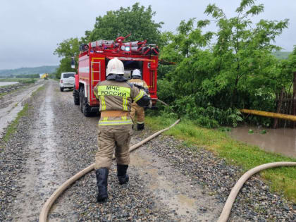Для откачки воды от Кошехабльского пожарно-спасательного гарнизона привлечены пожарные автоцистерны.