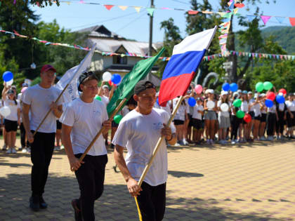 400 школьников из Генического района вернулись с отдыха в лагерях Адыгеи
