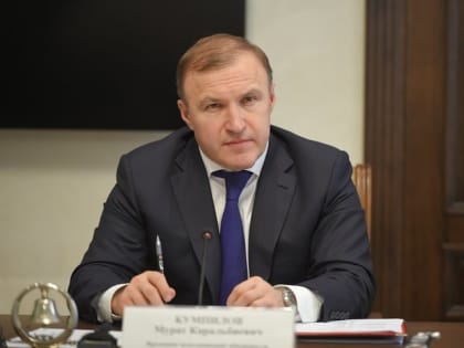 Кумпилов поздравил с праздником сотрудников органов безопасности