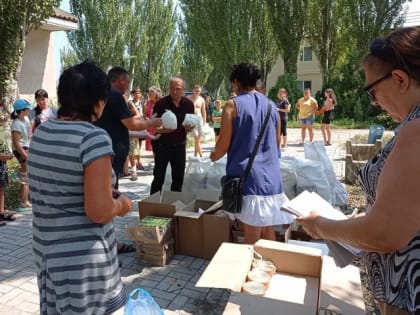 В подшефном Адыгее Геническом районе раздают гуманитарную помощь