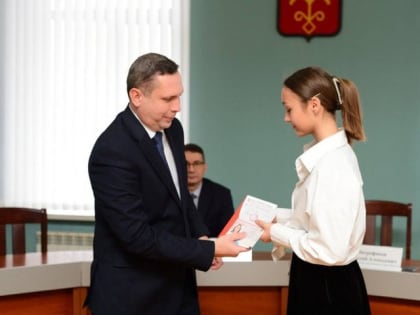 В Майкопе торжественно вручили паспорта учащимся городских школ