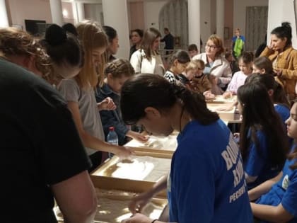 В Майкопе провели мастер-классы по рисованию песком