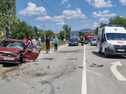 В Адыгее произошло ДТП  с участием 3 автомобилей и пассажирского автобуса