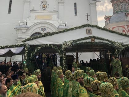 Управляющий епархией принял участие в праздничных богослужениях в Свято-Троицкой Сергиевой Лавре