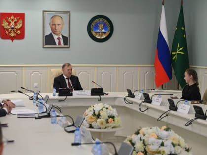 Мурат Кумпилов вручил первые паспорта гражданина России юным жителям Адыгеи