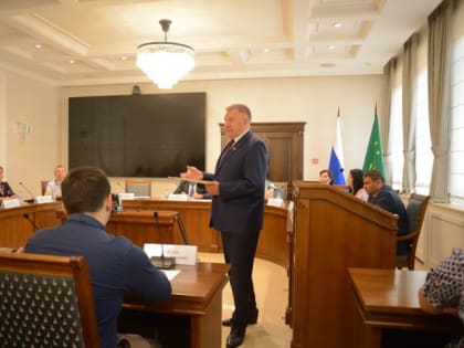 Спикер Госсовета-Хасэ встретился с руководством и сотрудниками ЦИК РА