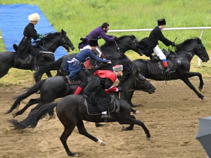 В преддверии Дня Победы в Майкопе состоялся конноспортивный праздник