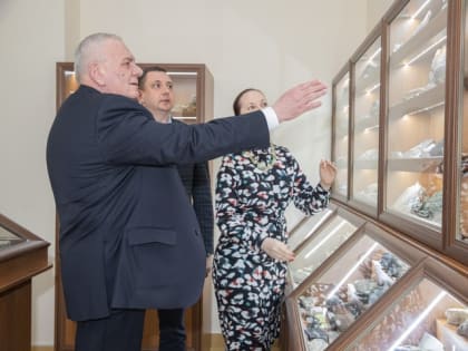 Вице-мэру Майкопа Юрию Томчаку вручили удостоверение члена РГО